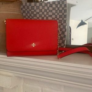 Tory Burch Emerson Crossbody Chain Wallet 
 in Samba